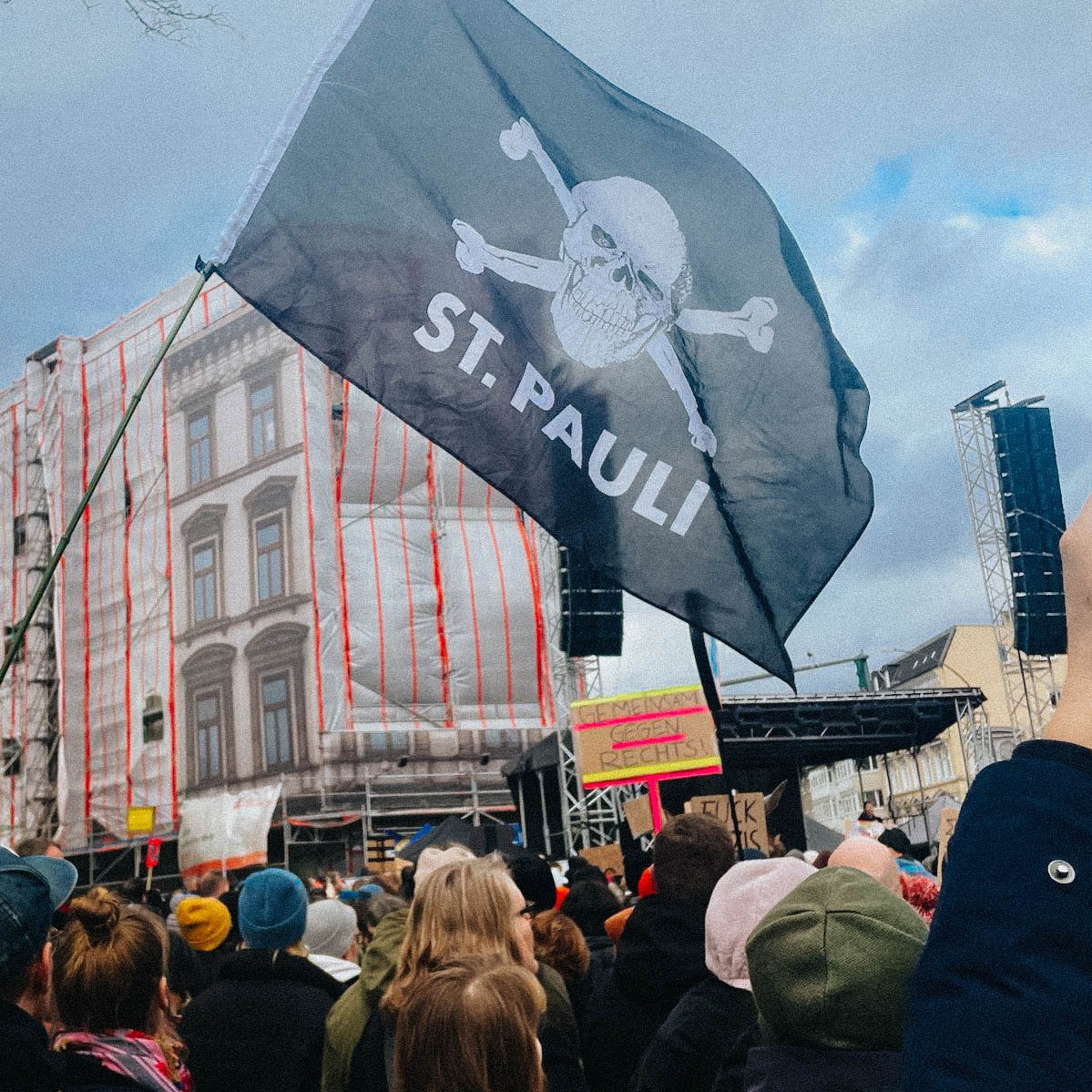 40 Verbände und Organisationen hatten zur Demo am Sonntag (25.2.) gegen rechts aufgerufen, Zehntausende sind gekommen. ✊ In Hamburg ist es die dritte Großdemo gegen Rechtsextremismus binnen weniger Wochen.

#fcsp