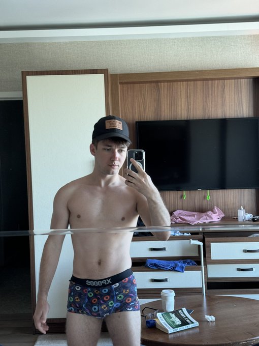 Just got to Frat house. Repost if you’d like to be used by frat boy https://t.co/wNm9wat0G7 https://t