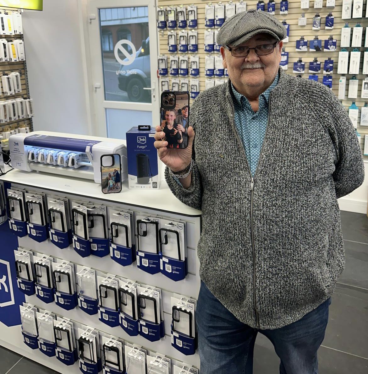 These personalised cases are flying out the door 🔥 

We have had a very proud Grandad in today to get his personalised case with his Granddaughter Megan on 🥰

These cases start from just £14.99 🙌🏼 

🌐thetechout.com