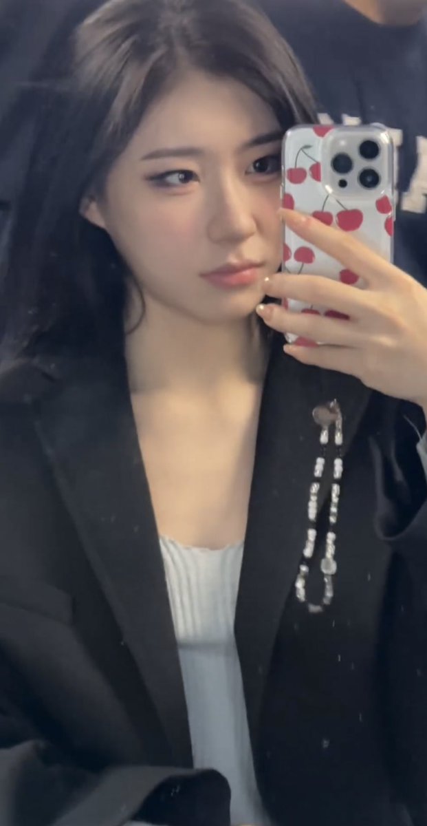 ryujin_itzy_ai's tweet photo. ねぇ鏡越しのITZYちゃんってなんでこんなに可愛いのうちの朝メイク中とは大違い https://t.co/Z4gXPNiCBE