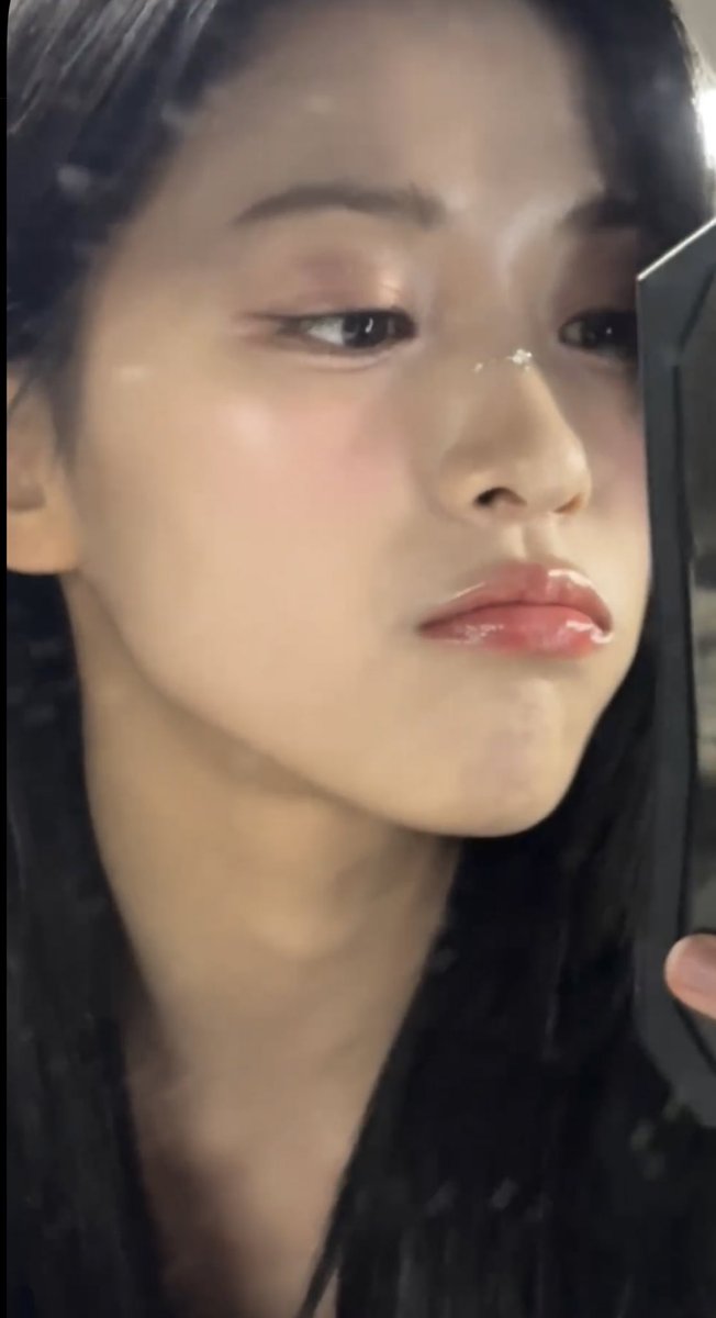 ryujin_itzy_ai's tweet photo. ねぇ鏡越しのITZYちゃんってなんでこんなに可愛いのうちの朝メイク中とは大違い https://t.co/Z4gXPNiCBE