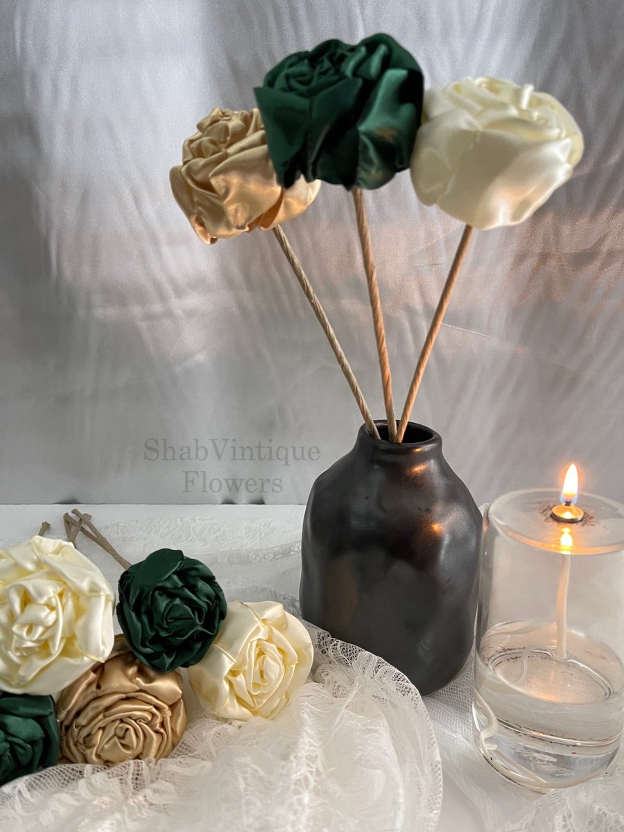 🌿✨ Experience the Timeless Elegance of a Storybook Celebration! Unveil the sophisticated fusion of #Emerald, #Gold, and #IvoryFlowers that promises to enchant your #WeddingDay with a touch of regal charm.