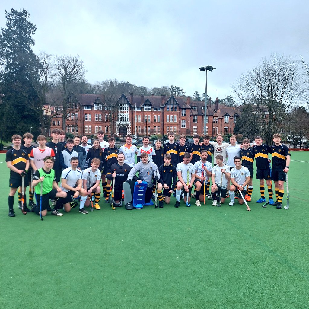 Great to see some old faces at today's match vs the Old Cats. A tight game saw the current 1st XI take the win 3-2, with Theo B. scoring the winner with 5 mins left to play. 🤝 #mycaterham @CaterhamSport
