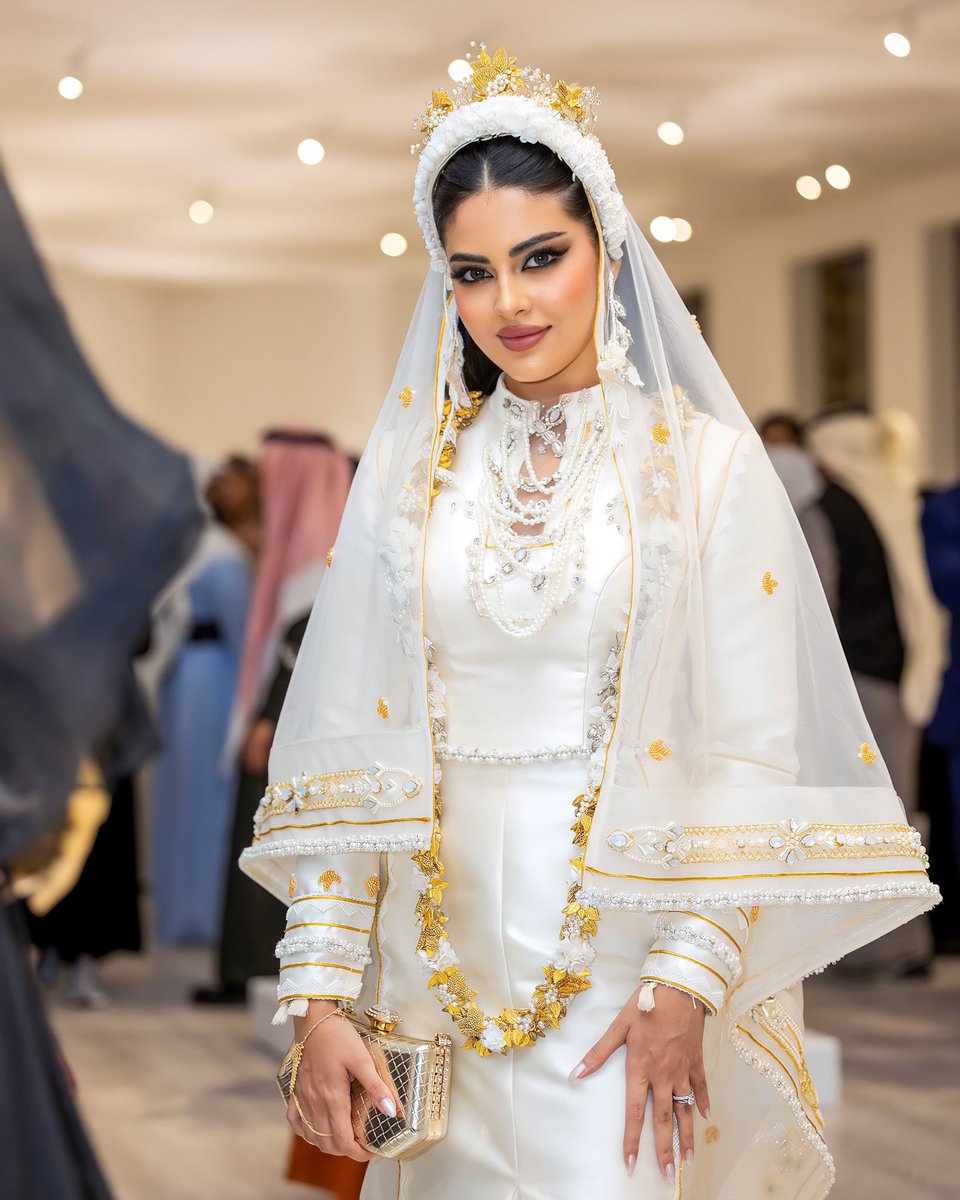fashionvox1's tweet photo. فخورة جداً بمشاركتي كمنسقة ازياء في سعودي كب مع التيم الرائع 🤍
of #lilacalshehri to #saudicup 
Dress by @AltwaimSara 
Styled by @fashionvox1 
Make up : by malak 
Hair : mona and maimona
جازان يا لولو وسط مرجان 🇸🇦 https://t.co/yzmNWdh4pc