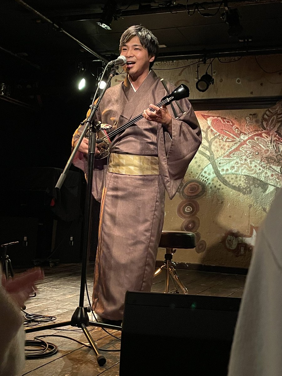 swallow135's tweet photo. 仲宗根創ライブ。
第2部はR∞2で登場。
どっちもカッコイイ!
代官山で旧正月を祝いました。
#仲宗根創
#Roo2 https://t.co/XVhrSaF0k4