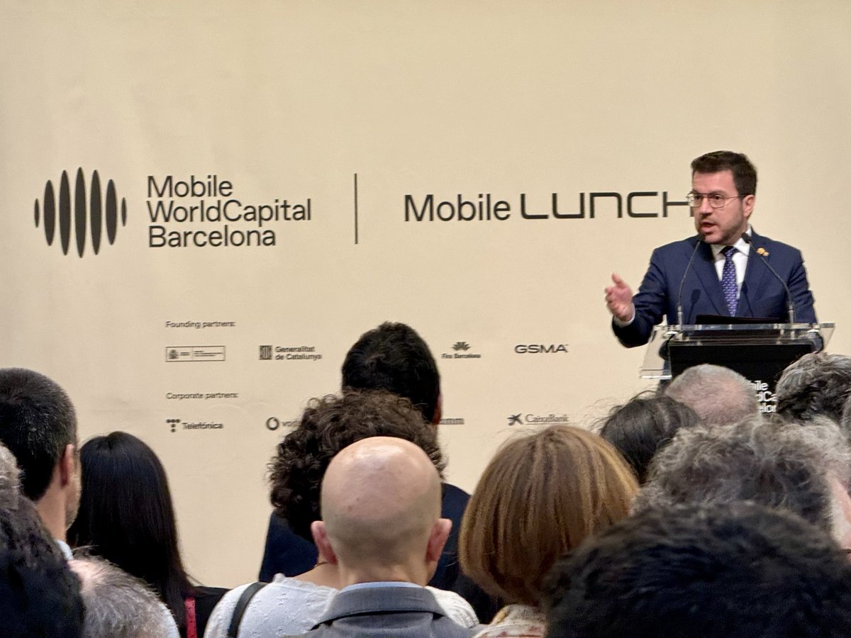 sansruben's tweet photo. Emocionante inicio del #MWC2024 en el #MobileLunch. Grandes palabras de Fajula de @MWCapital, Collboni, alcalde de Barcelona, Escrivá, Ministro para la Transformación Digital, y Aragonès, presidente de Cataluña. ¡Esperando una semana llena de innovación! 🚀
@MWCHub @4YFN_MWC https://t.co/9iH7PQAkGi