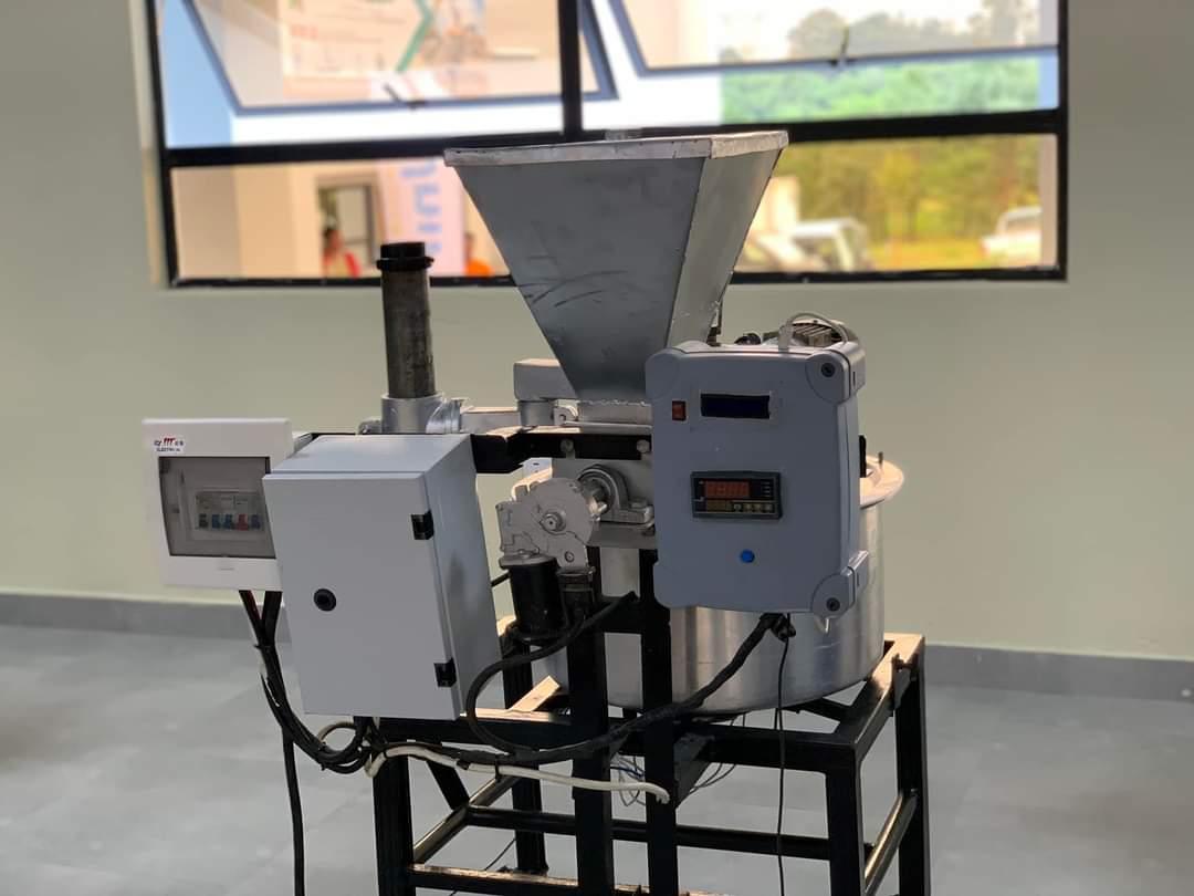 Giovannizambia's tweet photo. CBU GRADUATE BRUCE NANCHENGWA CREATES A NSHIMA COOKING MACHINE

In an attempt to make the process of cooking Nshima more efficient, a graduate of the Copperbelt University by the name of Bruce Nanchengwa has created a Nshima cooking machine. 
#ZambianInnovation https://t.co/6S9zww22pf