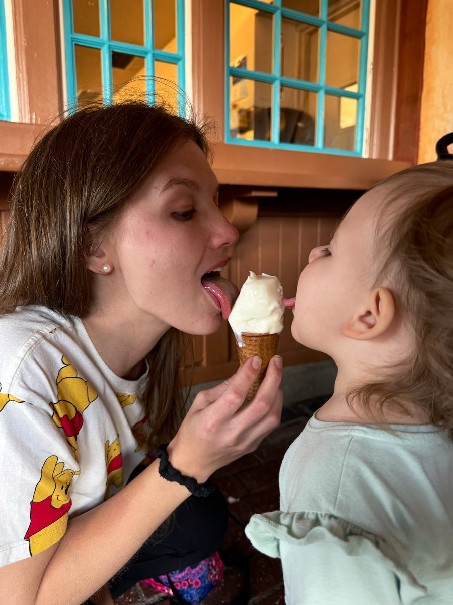cinnamommyy's tweet image. mommy moments 💜