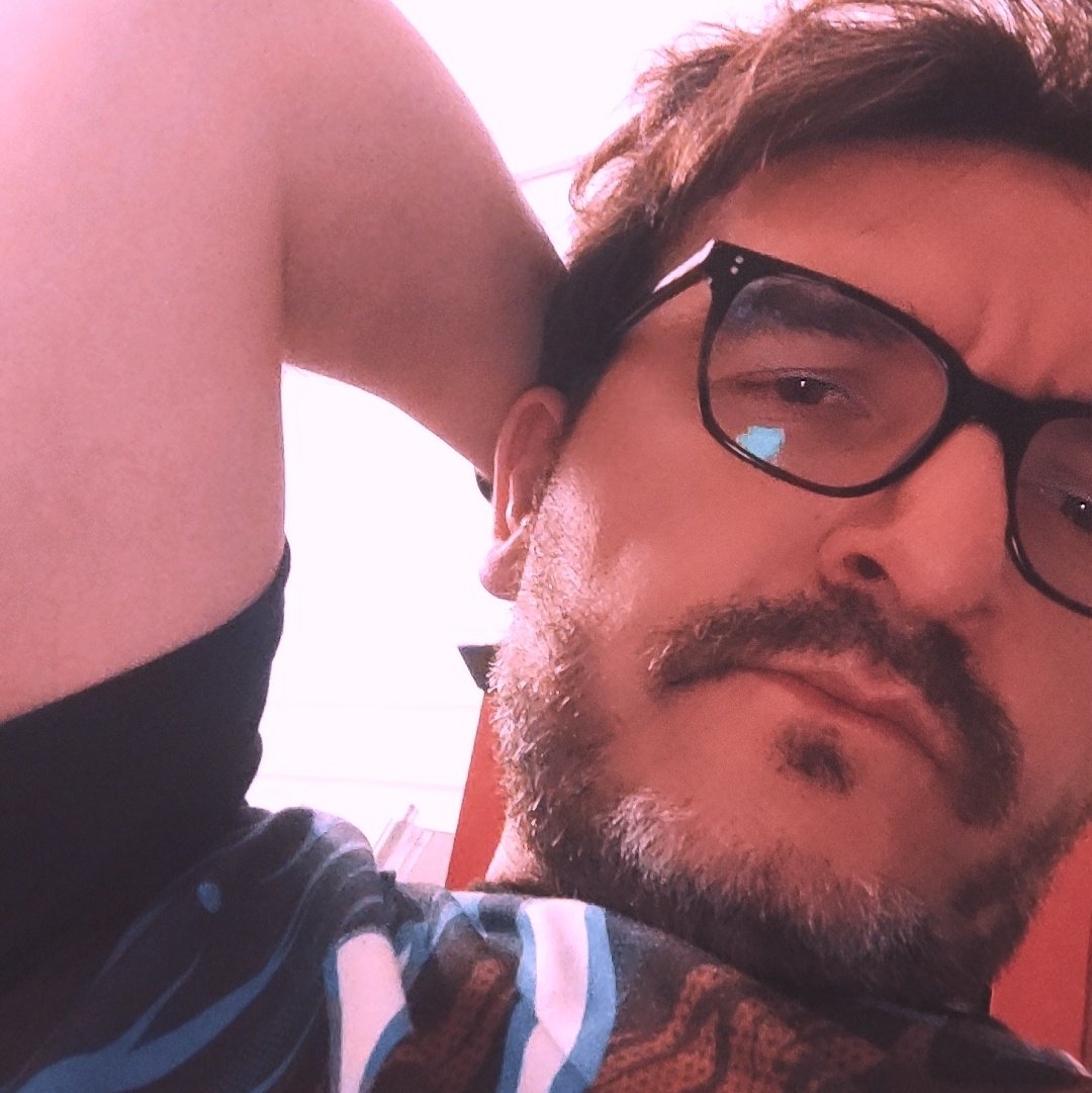 Fernand30862412's tweet image. Entrando al mundo de X producto a mi circulo de amigos, fotito con un airecito a #PedroPascal #pascalispunk