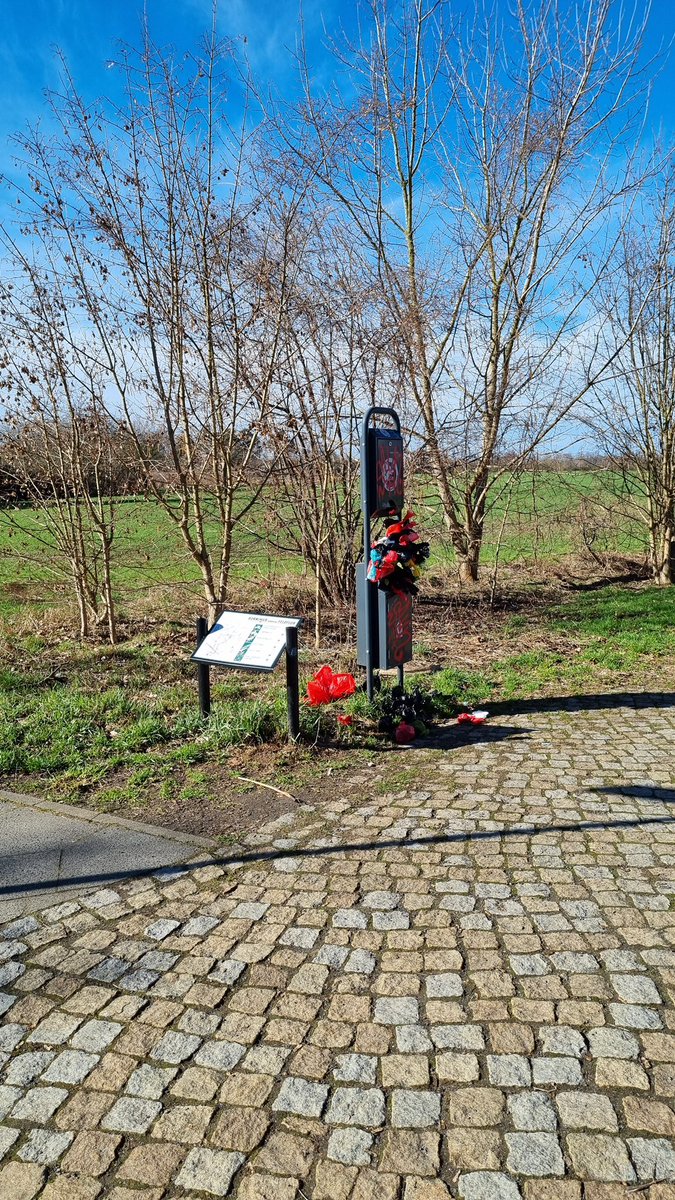CViehrig's tweet photo. Liebe @LH_Potsdam, die Sammelpunkt sind eine gute Idee. Die ☀️treibt die Potsdamer jetzt wieder verstärkt in die Natur. Bitte die Leerungsintervalle anpassen. Heute gesehen: #Kirschallee / Ecke Fritz-Encke-Str. Weg zur #Feldflur @CDUFraktionPdm https://t.co/ndgFKigqRG
