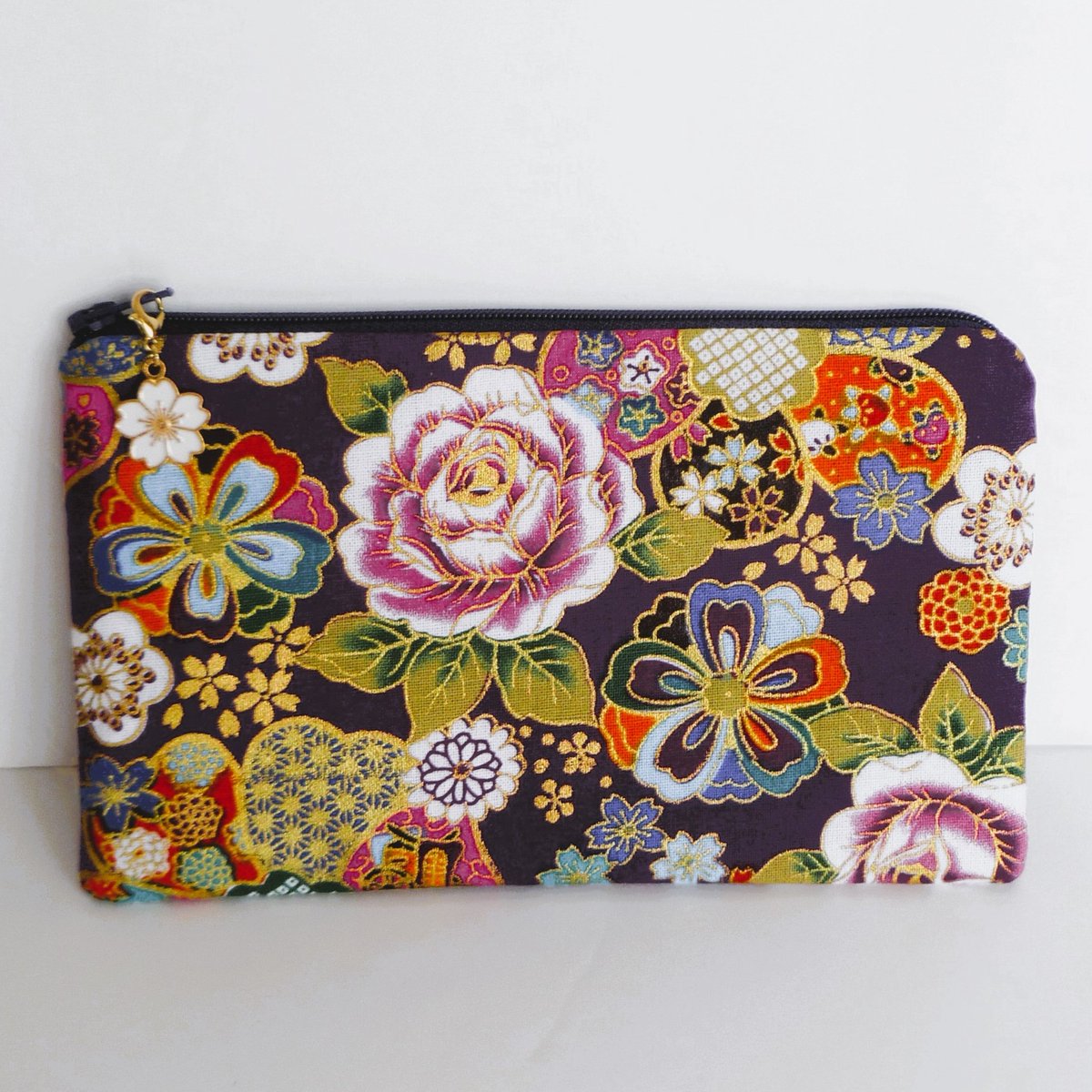 daisychaincraftsukgb.etsy.com/listing/157793…
Pretty multi-purpose pouch which is perfect for keeping essentials safe. From make up to sewing notions, medication or earphones
#zipper #handmade #etsystore #etsyseller #handmadeuk #zipperbag