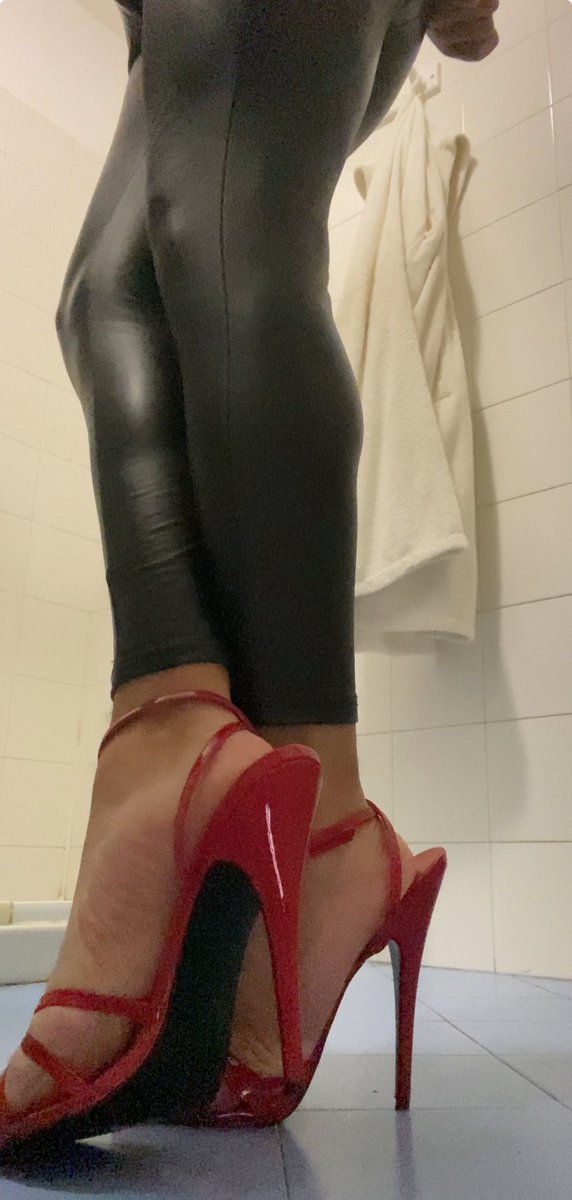 WettingAndHeels's tweet photo. I want to pee my self, write me💬👠💦#BladderBulge #FullBladder #Omorashi #PeePants #HoldPee #Piss #Pissing #Wetting #PeeAddicted #PeeHerSelf #PeeHimSelf #CantHoldIt #Fetish #HoldPee #Pipi #PipiAddosso #Tacchi #TacchiAlti #FootFetish #Sissy #Crossdresser #PEEFORUM #LovePee #Latex https://t.co/U5M7hSIVnW