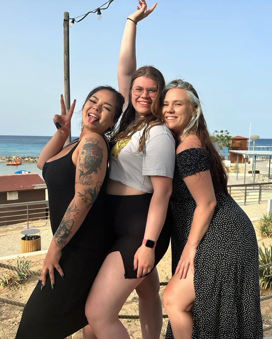 Gruppen-Bild mit Damen... 🤪 Es war einmal in Zypern.... https://t.co/YdibNH4W96<a href="/tag/xhamster"class="tags"><span>#xhamster</span></a>