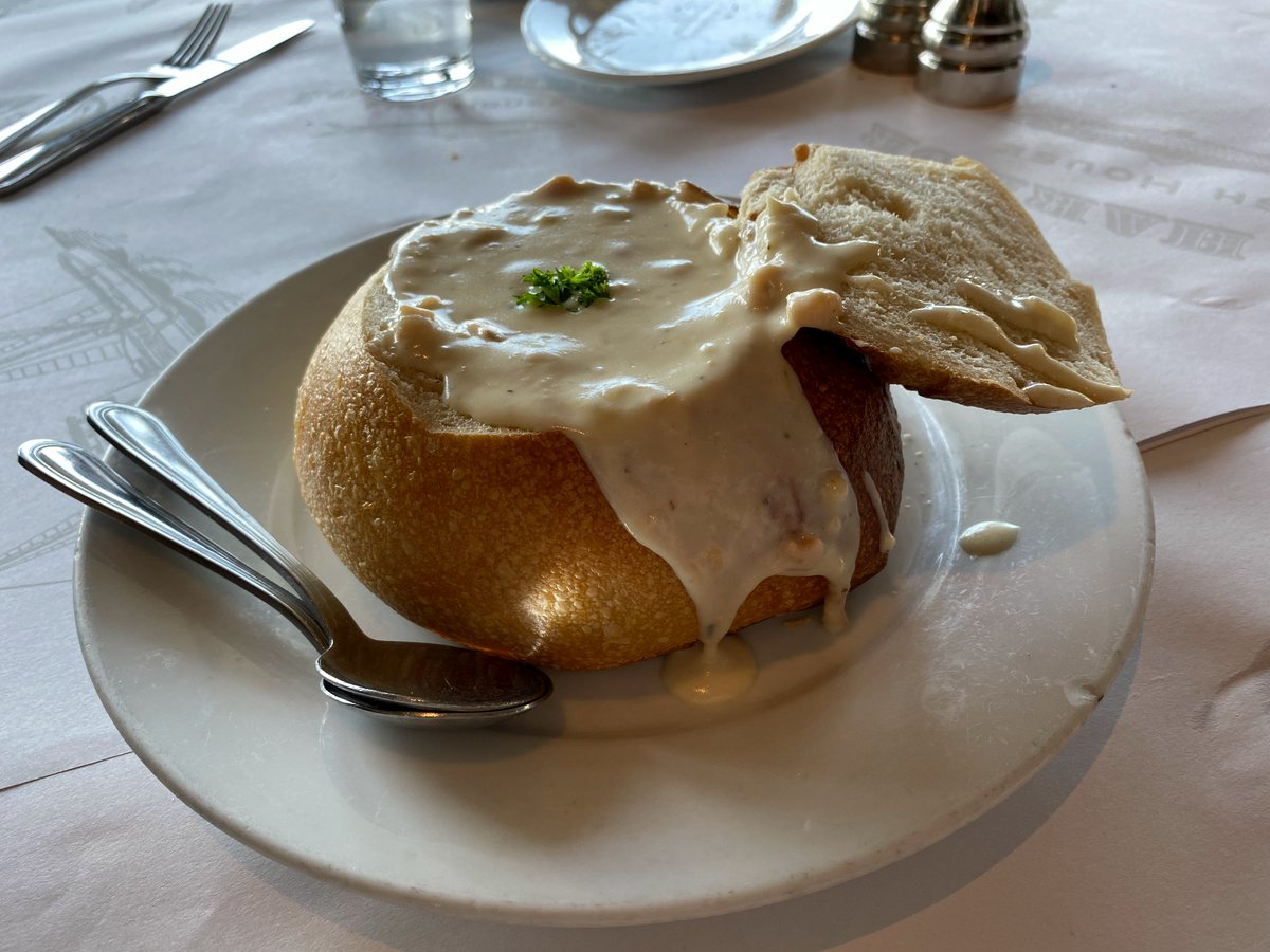 AuCanada's tweet photo. C’est la #JournéeDeLaChaudréeDePalourdes! Populaire en #NouvelleÉcosse, ce mets a même inspiré un sentier culinaire : le #ChowderTrail. De Yarmouth à Sydney, il vous fait découvrir les meilleures chaudrées que la Nouvelle-Écosse a à offrir. @TasteofNS 📷Unsplash/lanceplaine.k https://t.co/SJr5s77Dmc