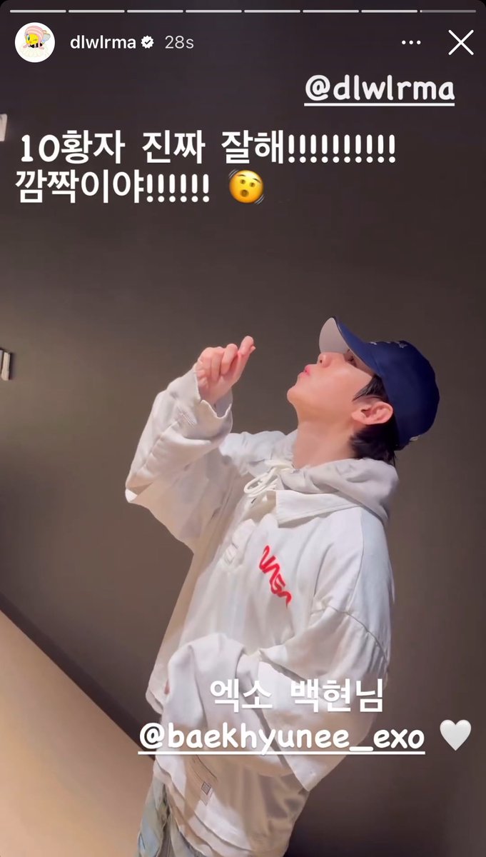 bhbrazil_'s tweet photo. A gente ama! A IU repostou e comentou no challenge e Holssi do #BAEKHYUN no Instagram.

Repost nos stories: “O 10º príncipe fez isso muito bem!!!!!!!! Estou surpresa!!!!!! 🫨 EXO Baekhyun-nim @/baekhyunee_exo 🤍”

Comentário no reels: “Ah, então é assim ~ você vira e mexe os braços!! 👍🏻👍🏻”