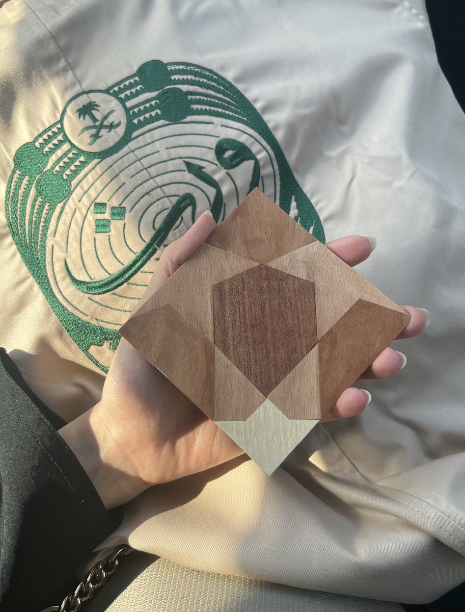 MawadaKMatook's tweet photo. جزء من مشاركتي كمدربة في ورشة ( لوحة بقشرة الخشب، لمة البلد )
في البلد التاريخية بجدة - فعاليات يوم التأسيس - 
مع المعهد الملكي للفنون التقليدية ( وِرث ) 
@wrth_ksa https://t.co/titYpYetMr