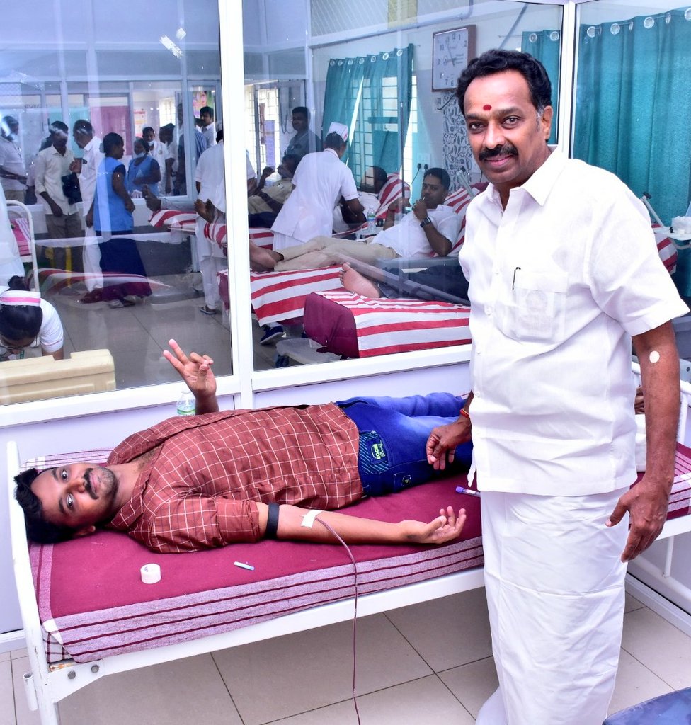 Jagan_karur's tweet photo. அம்மா பிறந்தநாள் விழா ❤️

மாபெரும் ரத்ததான முகாம் ✌️

மக்களின் அமைச்சர் மாண்புமிகு @OfficeofminMRV அவர்களோடு

#AMMA76 #ADMK_ERD https://t.co/vg3SZKAhZI