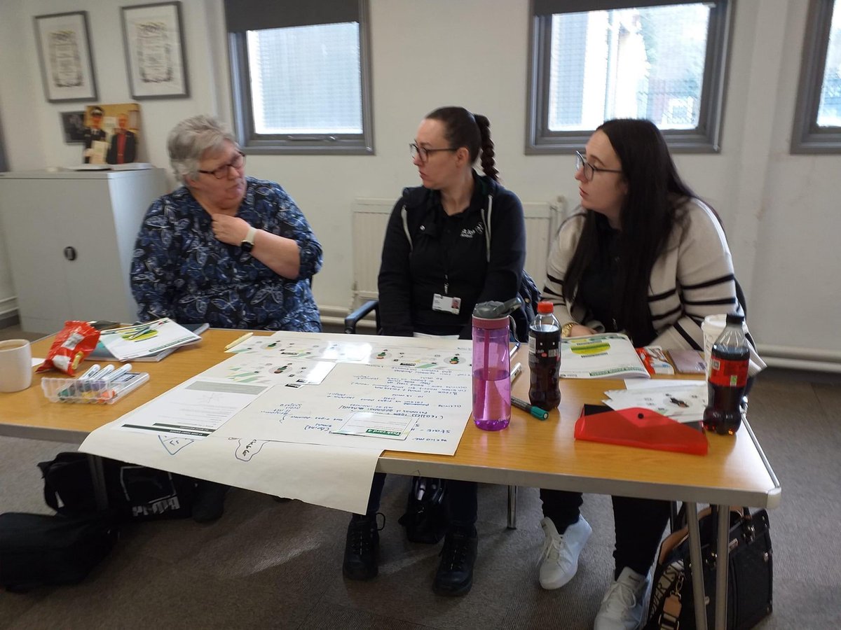_Emma_Emma__'s tweet photo. 12 new and experienced youth leaders participating in Youth Leader Principles Training at Radcliffe! Lovely to hear all our leaders sharing their experiences. Lots of talk about how both Cadets and Badgers interact and opportunities we can create for them locally! 
@SJAYouthEng https://t.co/pIuWM5qLhp