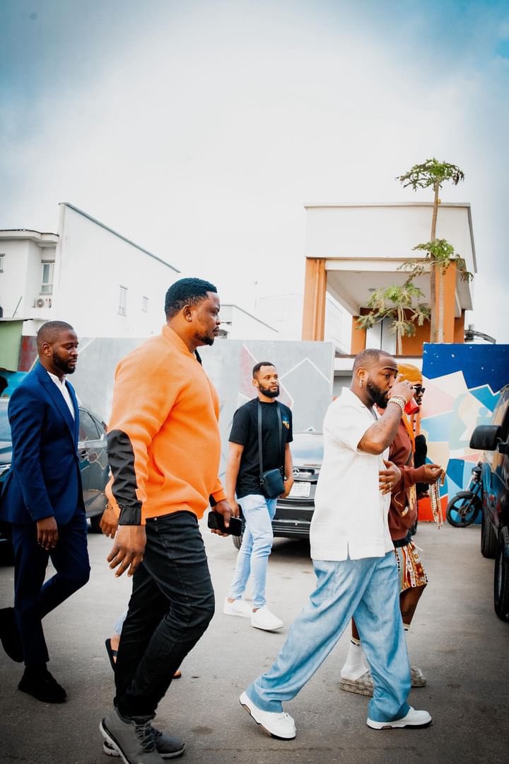 DavidoOnCam's tweet photo. BTS of Davido for 1XBet ad. 🤩
📸 : @Bayomaniac1 https://t.co/iKeGfvumB7