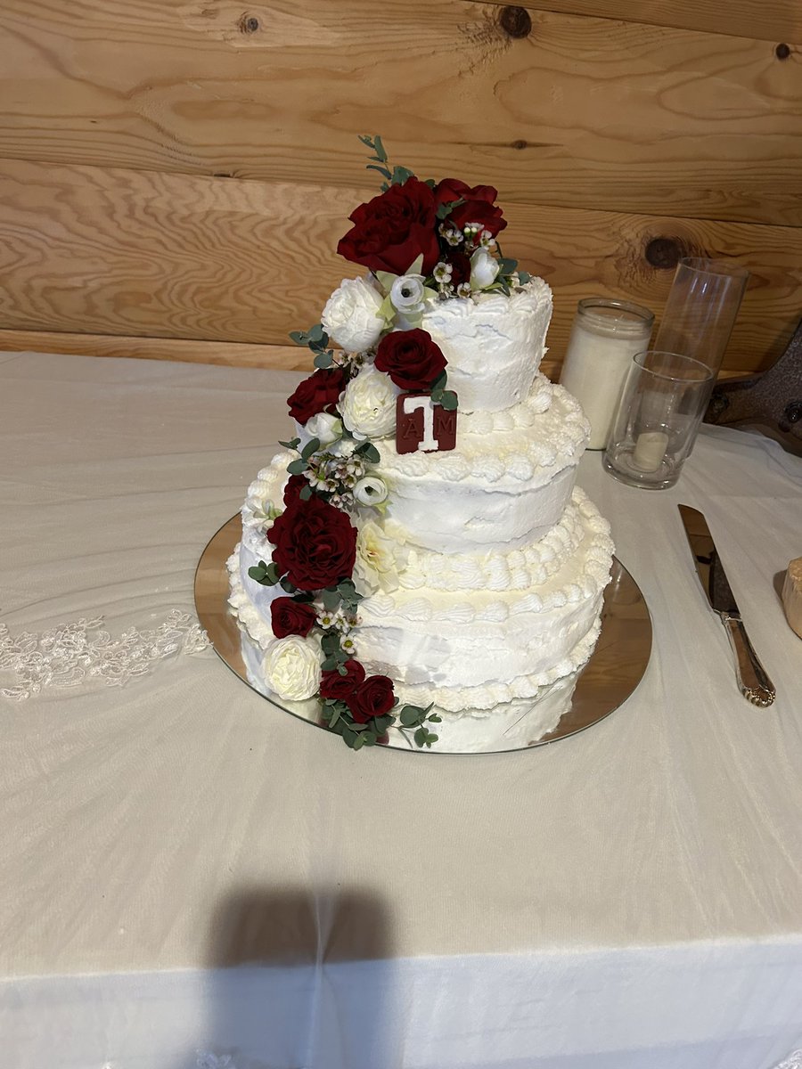 acmladytigerbb's tweet photo. It’s official, Mr. &amp; Mrs. Hines‼️ Beautiful people and Beautiful Wedding! So happy for ya’ll❤️ https://t.co/fwtgGxOXtE