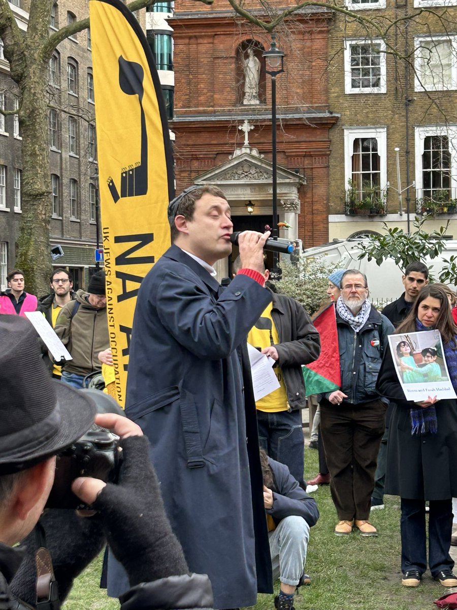 RobertCohen2's tweet photo. Beautiful resistance this afternoon in Soho Sq. London. @NaamodUK bringing together 300 Jews of all ages to rally for Rafah, demand the return of hostages and an immediate ceasefire. Jewish and Palestinian speakers in true solidarity calling for justice as well as peace. 👏💪✡️ https://t.co/Aeg8gouKFg