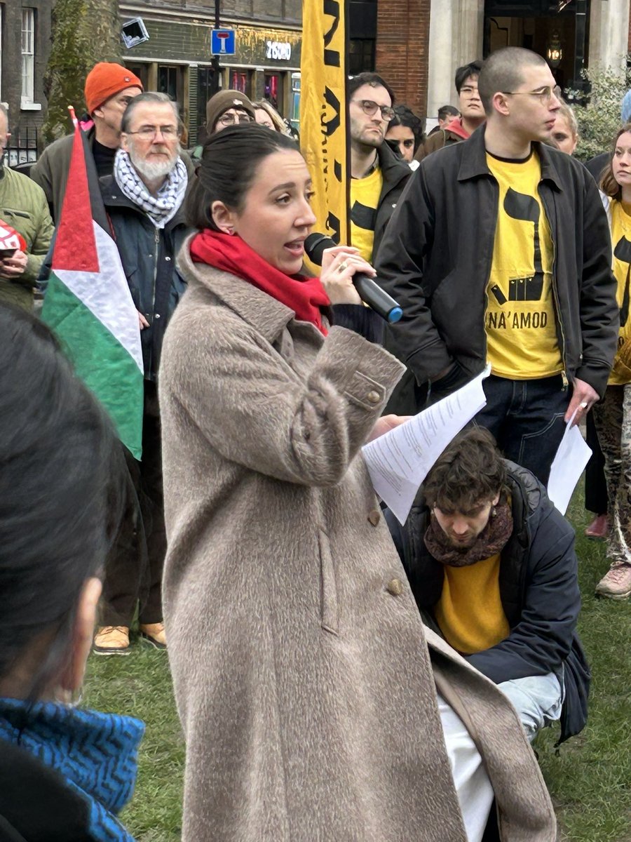 RobertCohen2's tweet photo. Beautiful resistance this afternoon in Soho Sq. London. @NaamodUK bringing together 300 Jews of all ages to rally for Rafah, demand the return of hostages and an immediate ceasefire. Jewish and Palestinian speakers in true solidarity calling for justice as well as peace. 👏💪✡️ https://t.co/Aeg8gouKFg