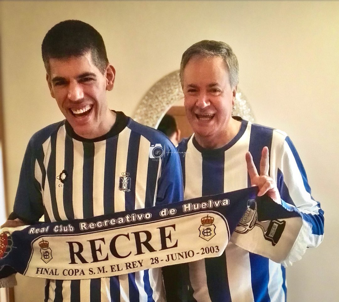 Buenas hoy en el campo  d fútbol mi hijo #Jorge  ha #perdido  la #bufanda del #recre con #mucho #valor #sentimental con más de #20años en su #habitación fui a los urinario del #sector10 de tribuna y cuando salí ya no la tenía con el viento seguramente se voló mi telf 606501930