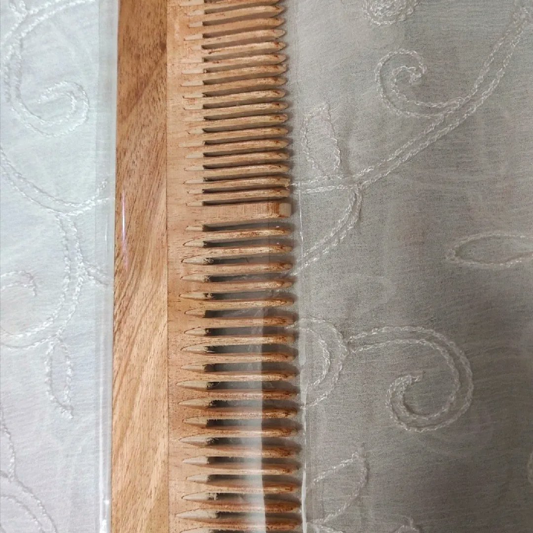 alikcollection's tweet photo. Neem Comb for hair growth and shine 
The neem wooden comb reduces dandruff, lice, fizziness, hair fall and provides freshness, natural healing benefits, and helps distribute natural oil to all strands. Hence the neem comb is an eco-friendly, natural hair comb. https://t.co/CQvU8MQxHa