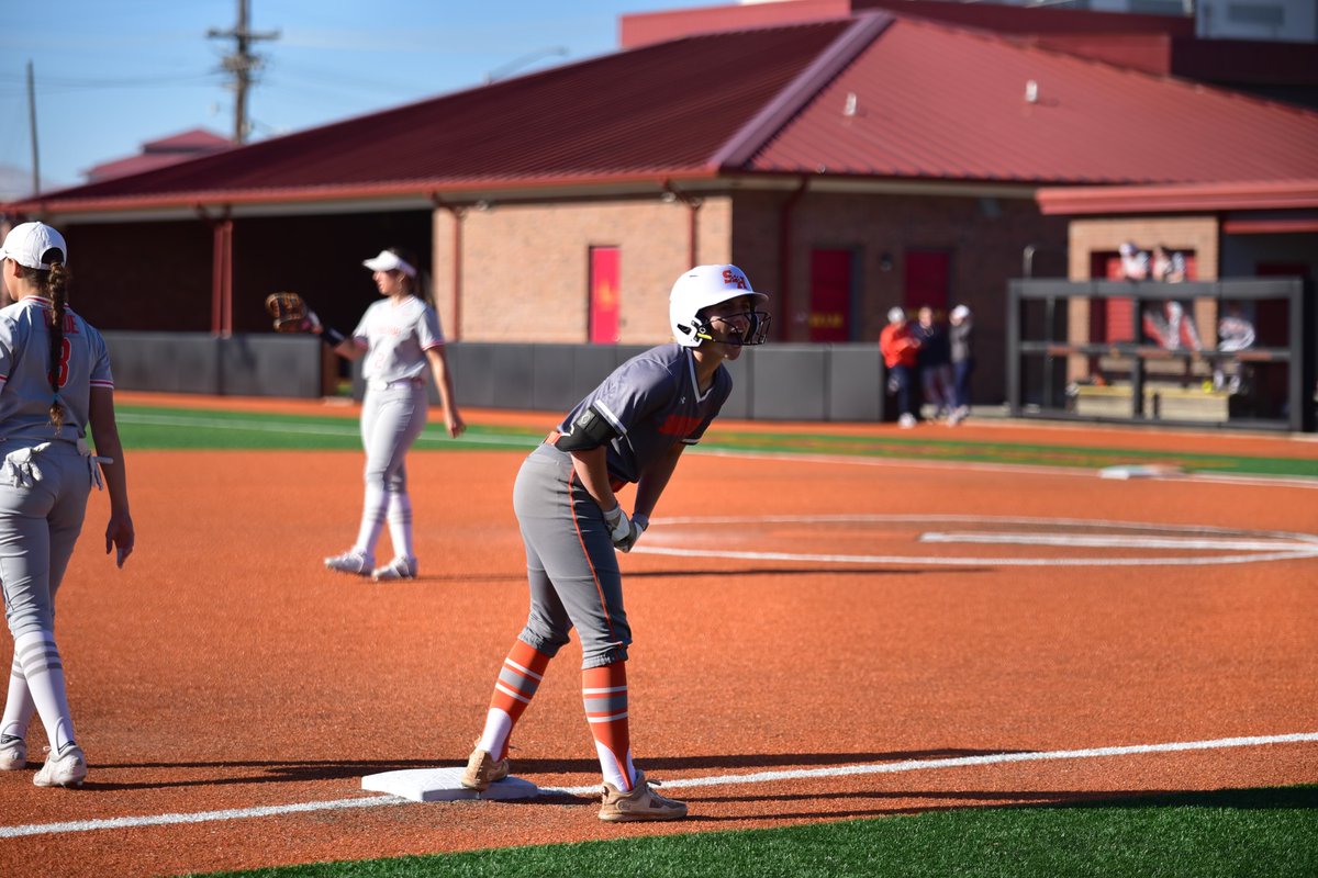 Ellie Grill hits a triple off the first pitch against Syracuse.

Sam Houston 1
Syracuse 0

END 1

#EatEmUpKats
🔗 linktr.ee/SamHoustonSB