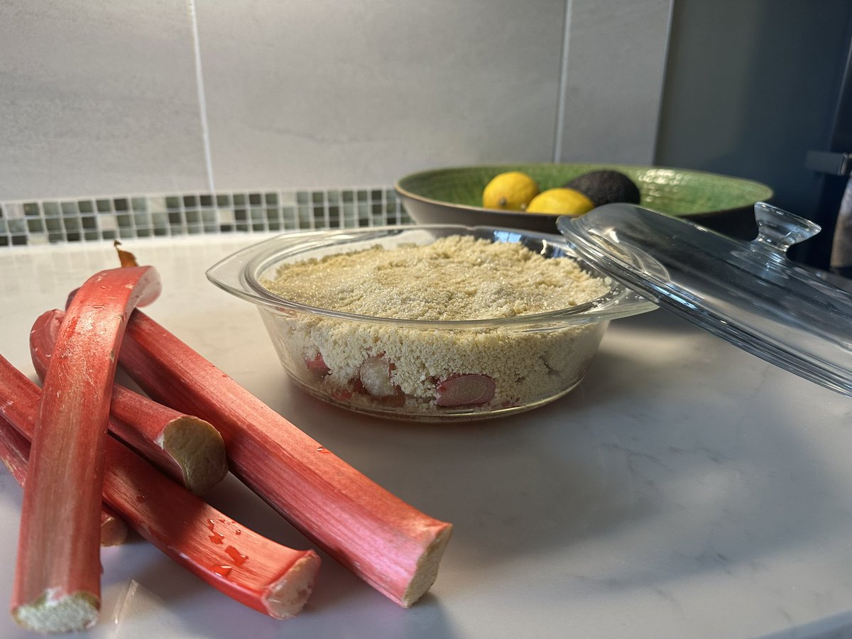Cazlar123's tweet photo. First rhubarb from garden- crumble for tea π
#forktofork https://t.co/javJ559xYd