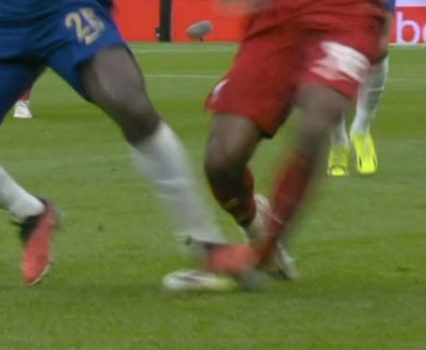 paddypower's tweet image. Ref: 'Anything to look at?'

VAR: 'Clean tackle, play on.'

Ref: 'Cool'.