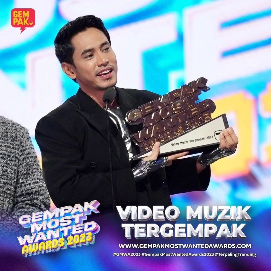 Melluvchai's tweet photo. TANNIAH @khaibahar94_ dan @_nabilarazali utk SELAGI KU ADA yg telah memenangi award VIDEO MUZIK TERGEMPAK 2023 di GEMPAK MOST WANTED awards 2023! 
@KhaiBaharEmpire 
#khaibahar #nabilarazali #selagikuada https://t.co/PmsWtEcMAK