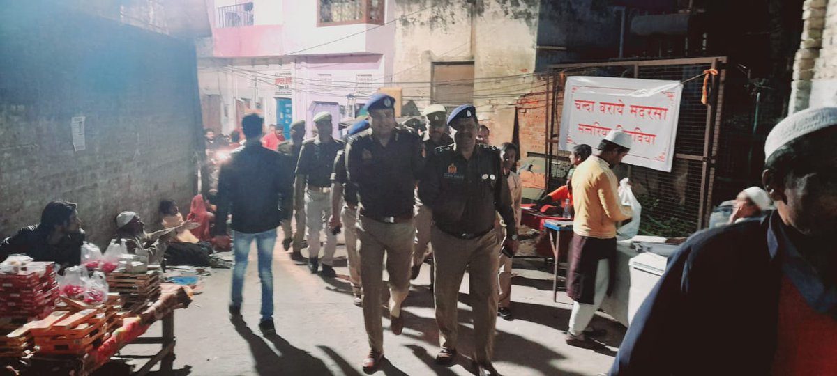 शबे-ए-बारात के दृष्टिगत DCP/ADCP WEST,ACP व अन्य पुलिस अधि०/ कर्मचारियों के साथ थाना बाजार खाला क्षेत्र के ऐशबाग कब्रिस्तान व मलका जहां कब्रिस्तान की सुरक्षा व्यवस्था का निरीक्षण कर संबंधित को आवश्यक दिशा निर्देश देते हुए Jt. CP L&O महोदय। @Uppolice @lkopolice @dgpup @CMOfficeUP