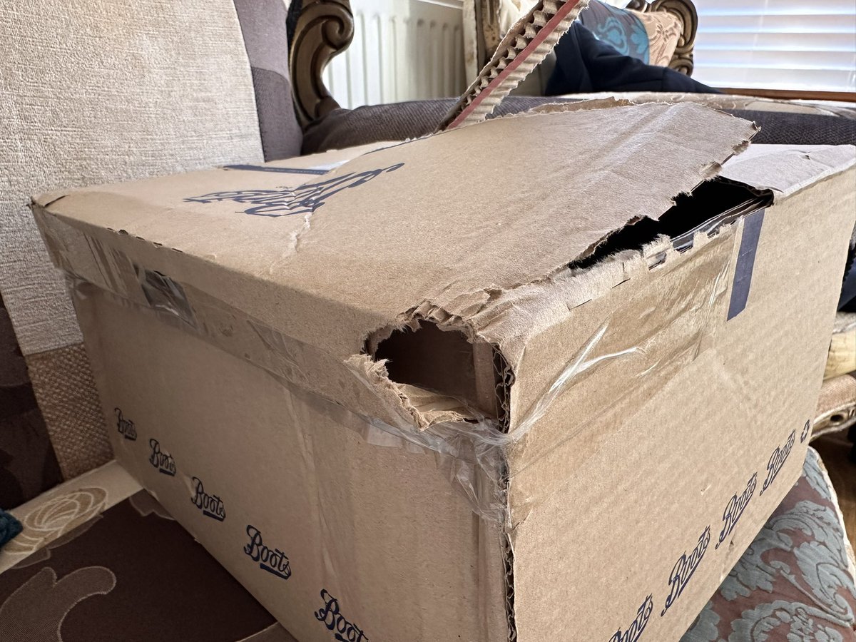 I have <a href="/BootsUK/">Boots</a> emailing to say my parcel was delivered was delivered, so no refund! How my empty parcel was delivered.. #bootsuk #emptyparcel #poorservice #rufusedrefund