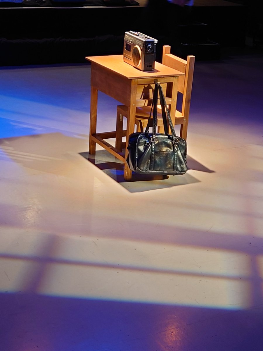 4LMtetx4IkgqTbb's tweet image. 2/18昼 #わたしの星 #あかなし劇団てあとろ50 鑑賞。「わたしの星」初演バージョンでの上演。大好きな作品で初演、再演、3演全て見ましたが（初演が一番好き）、また拝見する機会を作ってもらえて感激です。今回もやっぱりよかった！この一瞬は本当に永遠ですね。個人的にはメグ役の #宮地結菜 さん→