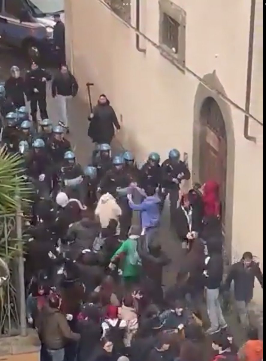Io qui vedo almeno 50/60 persone che spingono pericolosamente contro il furgone circa 15 poliziotti.
Che li fanno arretrare con qualche manganellata sotto il busto,  in pochi secondi.
Si poteva evitare? Magari.
Ma il finimondo che si è scatenato mi pare proprio esagerato.
#Pisa
