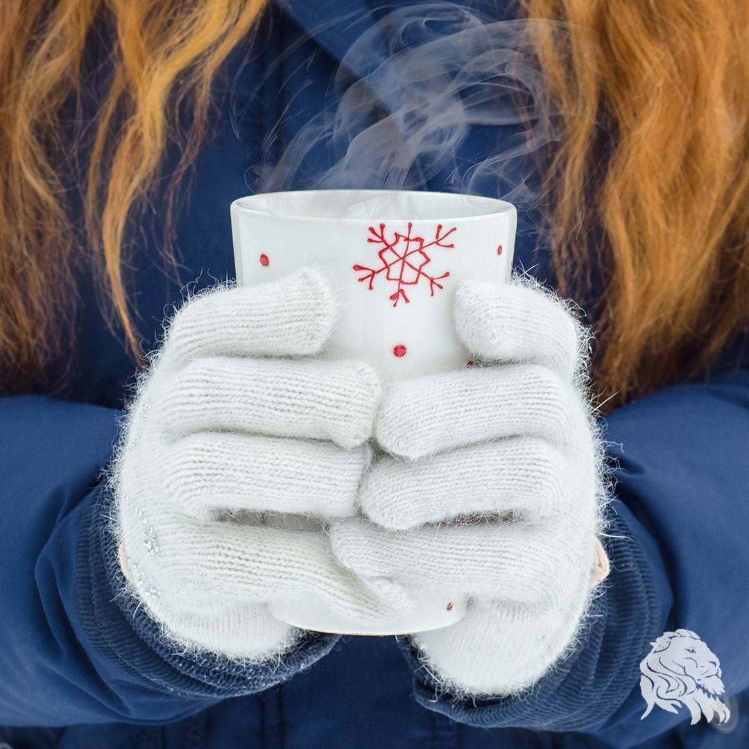 AssocinDerm's tweet image. Did you know the #skin on your hands is thinner than on most parts of the body and has fewer oil glands. That means it&apos;s harder to keep your hands moist, especially in cold, dry weather. This can lead to itchiness and cracking. Wear gloves when you go outside; if you need to wear