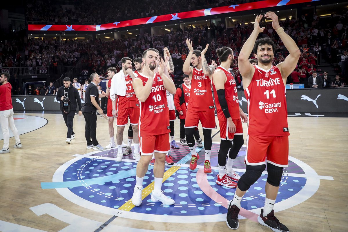 🇹🇷 FIBA EuroBasket 2025 Elemeleri’nde İzlanda’yı mağlup eden A Erkek Milli Takımımızı kutluyorum. Sinan Erdem Spor Salonu’ndaki güzel atmosfer için karşılaşmaya gelen tüm basketbolseverlere teşekkür ediyorum. #BizBirlikteyiz