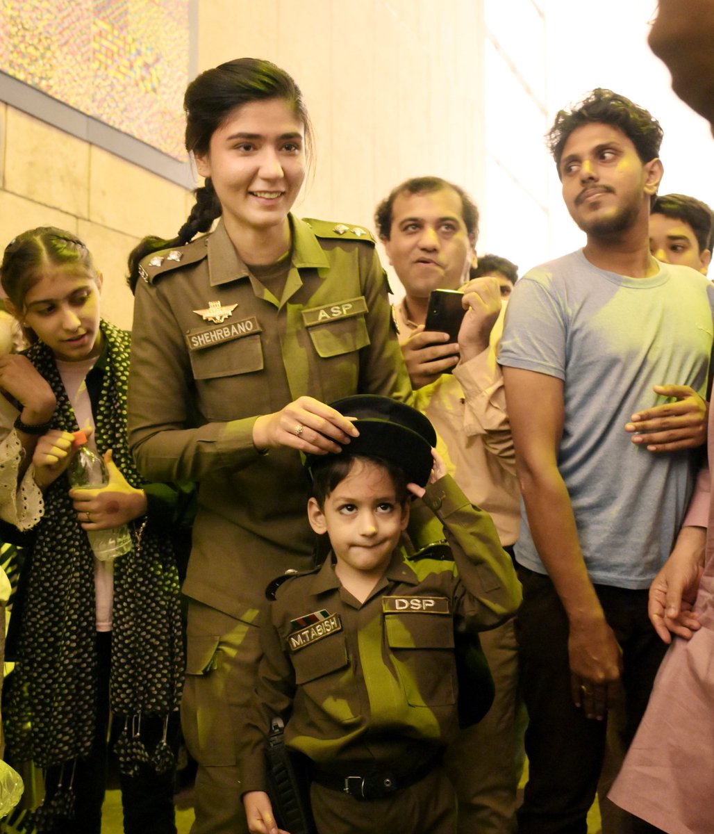 Great police officer 💫❤️ Salute to her 🔥
#viralvideo
#PunjabPolice <a href="/OfficialDPRPP/">Punjab Police Official</a> <a href="/GovtofPunjabPK/">Government of Punjab</a>