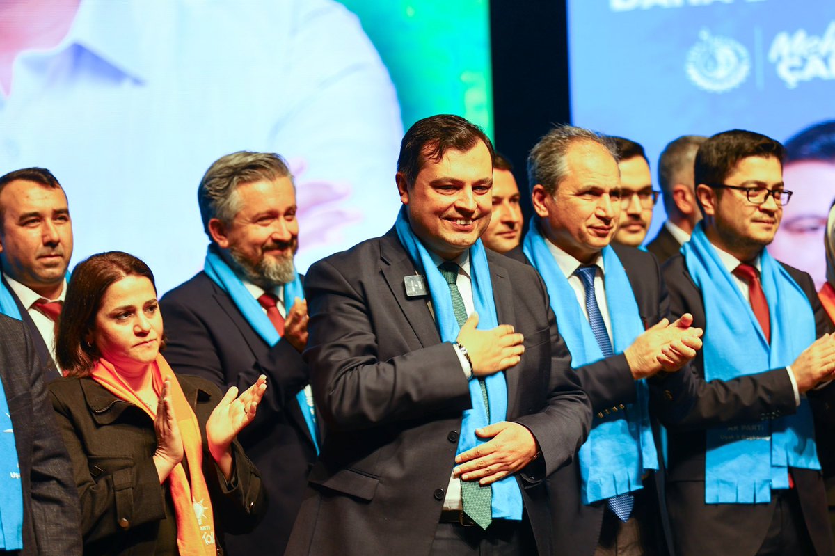Proje tanıtım toplantısında, bizleri yalnız bırakmayan aziz hemşehrilerimize ve tüm teşkilat mensuplarımıza şükranlarımı sunuyorum.

Hemşerilerimizle gönül gönüle ve omuz omuza vererek daha güçlü bir Uşak inşâ etmek için gayretle çalışmaya devam edeceğiz. Rabbim yardımcımız olsun