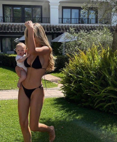 LilMoonLambo's tweet image. This is all men want.