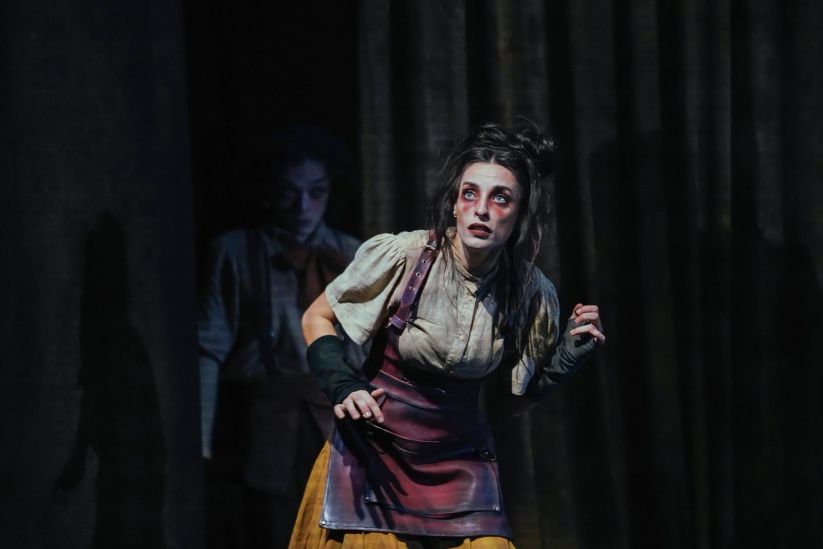 𝐋𝐨𝐬 #𝐝𝐨𝐦𝐢𝐧𝐠𝐨𝐬 𝐝𝐞 𝐩𝐚𝐲𝐬 𝐞𝐬𝐭á𝐧 𝐩𝐨𝐫 𝐭𝐞𝐫𝐦𝐢𝐧𝐚𝐫 🥺😭

Siente el aroma de los deliciosos pays que la #SeñoraLovett y #TobíasRagg tienen listos para ti 🥧🤤. 
La tienda abre #hoy a las 17:00 h ⏱️

🎁 Gana tu #PósterOficial de #SweeneyToddMex ❤️‍🔥