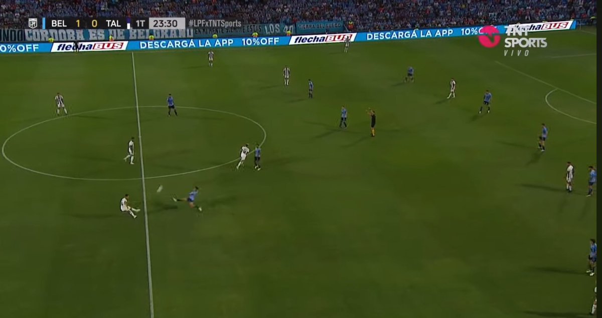 EzeHenault's tweet photo. Pequeña clase de ser lateral para los nenazos que jamás pisaron una cancha de 11.
Jugada que se repitió muchas veces ayer. El Colo NO PUEDE estar pegado a Sosa. No, no puede. No existe la personal. En la infantil te enseñan que la línea de 4 es compacta y se mueve en abanico (+) https://t.co/BVx2DA5qF3