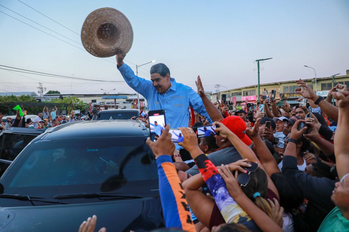 NicolasMaduro's tweet photo. Qué bonito lo que vivimos en San Fernando de Apure con los motorizados y el Pueblo desbordado de amor y en caravana, los videos y las imágenes se hicieron virales. Allí saludé a la gente y recibí sus besos y sus bendiciones. Mi amor, mi compromiso y mi apoyo están con Apure. https://t.co/2KGt7BGeY0