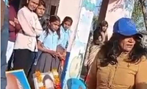 राजस्थान में सरस्वती की जगह सावित्री बाई फुले की फ़ोटो लगाने पर दलित शिक्षिका सस्पेंड
पूरी ख़बर पढ़ें : bbc.in/49pf2XF