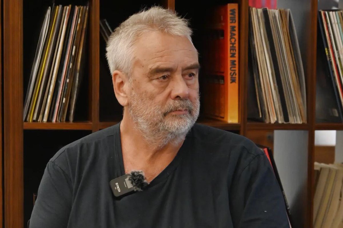 Люк Бессон экранизирует роман «Дракула» Брэма Стокера!
По данным источников, в новой экранизации режиссер представит авторский взгляд на вампирскую классику с акцентом на отношения между князем Дракулой и его женой, потеря которой заставляет его отречься от Бога и стать вампиром