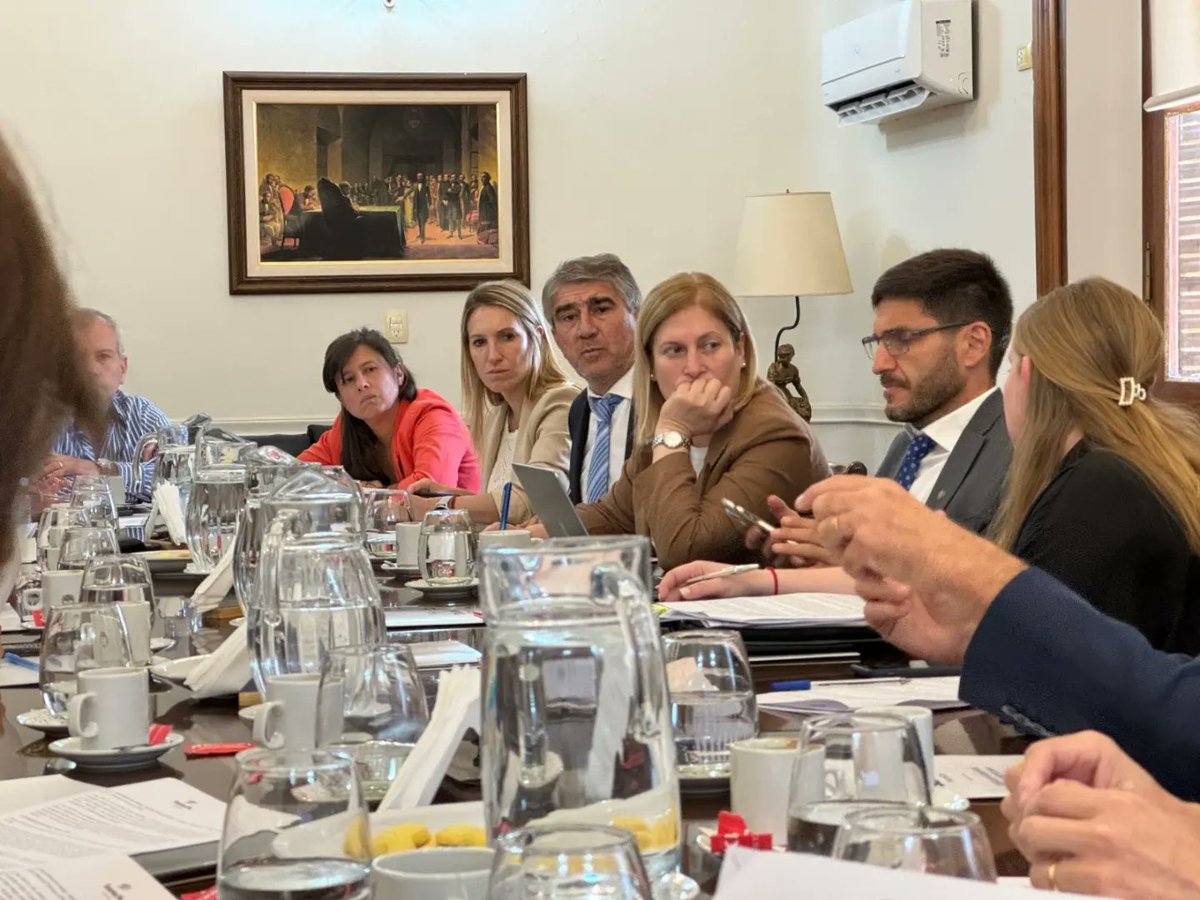 Fabian_Bastia's tweet photo. #GabineteSocial se firmó esta semana el decreto que oficializa el #PlanAbre. Se trata de una política social de nuestro Gobierno que prioriza a los sectores que sufren problemáticas como pobreza, inseguridad y ausencia de servicios básicos. https://t.co/q97styiDPv