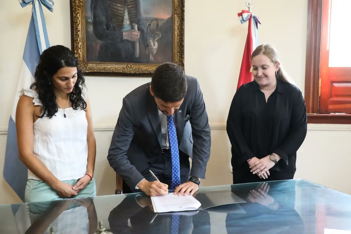 Fabian_Bastia's tweet photo. #GabineteSocial se firmó esta semana el decreto que oficializa el #PlanAbre. Se trata de una política social de nuestro Gobierno que prioriza a los sectores que sufren problemáticas como pobreza, inseguridad y ausencia de servicios básicos. https://t.co/q97styiDPv