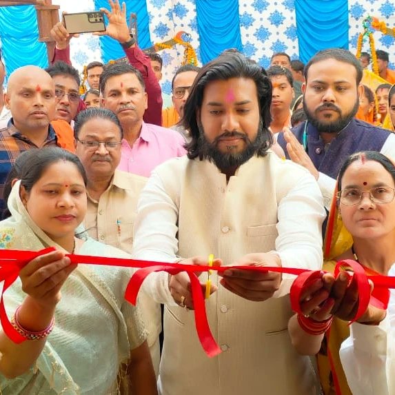 आरंग विधानसभा के ग्राम पंचायत पारागाँव में विभिन्न योजनाओं में 24 लाख 50 हजार के कार्यों का लोकार्पण किया गया। रंगमंच निर्माण दुर्गा चौक 3 लाख,सामुदायिक भवन निर्माण बजरंग चौक 3. लाख,सामुदायिक भवन निर्माण निषाद पारा 5 लाख,किचन सेट निर्माण निषाद पारा 2 लाख विधायक मद से सामुदायिक