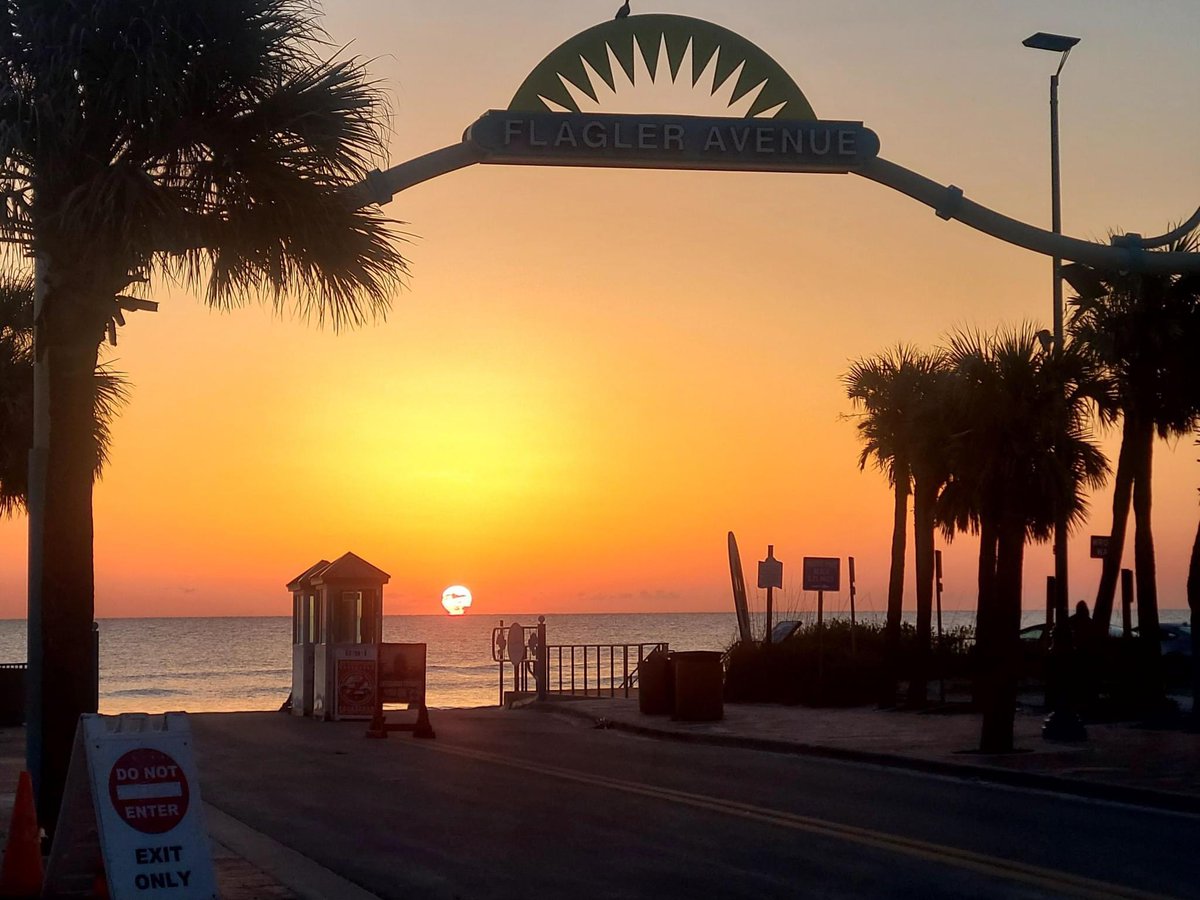 ๐ Tracey Mikos ๐ (@traceymikos) on Twitter photo Sunrise in our little beach town isnโt too shabby!
โ๏ธ๐๐๏ธ๐ฆ
#NSB Sunrise in our little beach town isnโt too shabby!
โ๏ธ๐๐๏ธ๐ฆ
#NSB